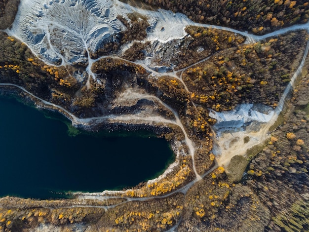 Il canyon e la cava del lago della foresta autunnale dall'alto La vista del Ruskeala Park dal drone