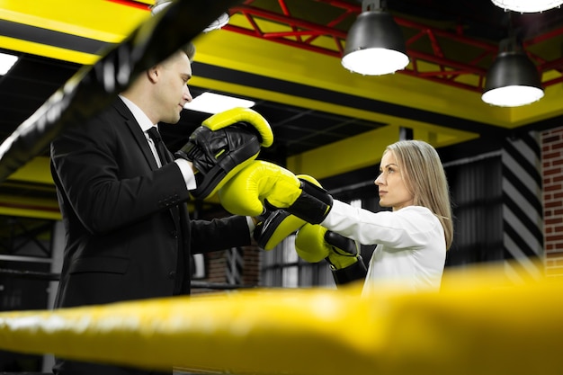 Il capo addestra il suo dipendente in guantoni da boxe sul ring