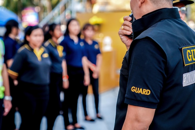 Il capo della guardia di sicurezza chiama la riunione e parla nel walkie-talkie per la comunicazione con la squadra