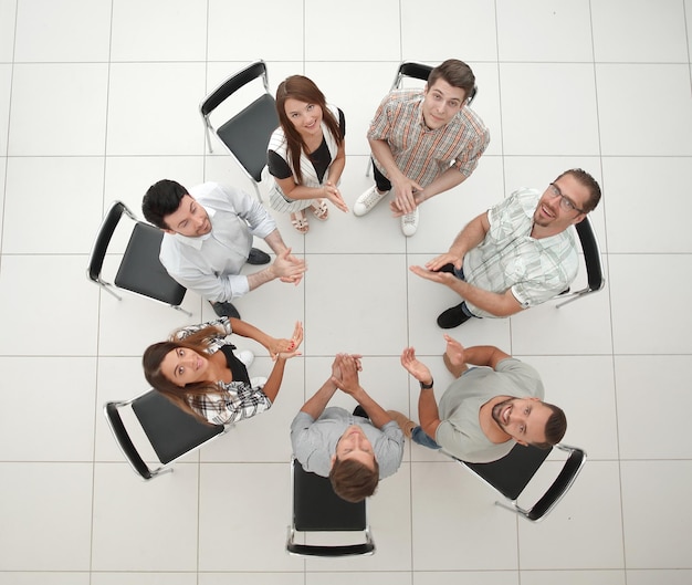 Il capo della vista superiore e il team aziendale applaudono prima del briefing sul concetto di lavoro di squadra