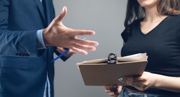 Il capo urla al lavoratore stando in piedi