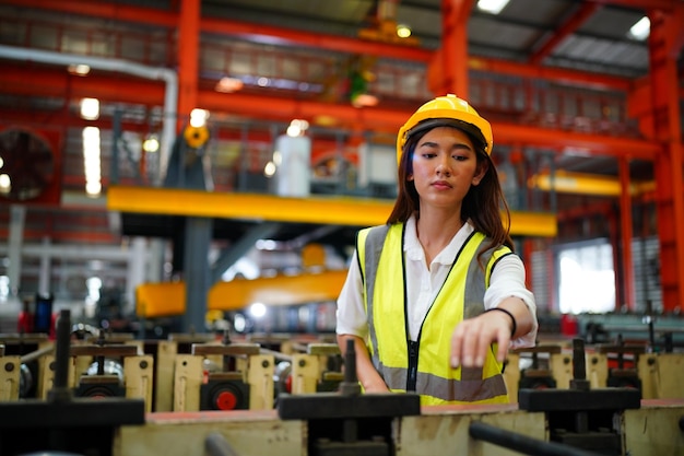 Il caposquadra o il lavoratore lavorano in fabbrica controllano la macchina o i prodotti in loco Ingegnere o tecnico che controllano il materiale o la macchina nell'impianto industriale e in fabbrica