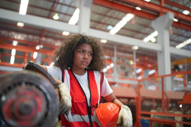 Il caposquadra o il lavoratore lavorano in fabbrica controllano la macchina o i prodotti in loco Ingegnere o tecnico che controllano il materiale o la macchina nell'impianto industriale e in fabbrica