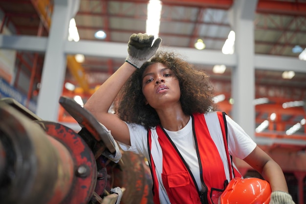 Il caposquadra o il lavoratore lavorano in fabbrica controllano la macchina o i prodotti in loco Ingegnere o tecnico che controllano il materiale o la macchina nell'impianto industriale e in fabbrica