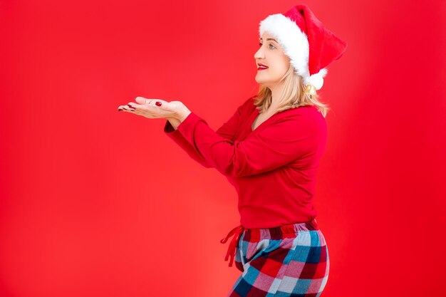 Il cappello di Babbo Natale biondo sta di lato e allunga i palmi in avanti