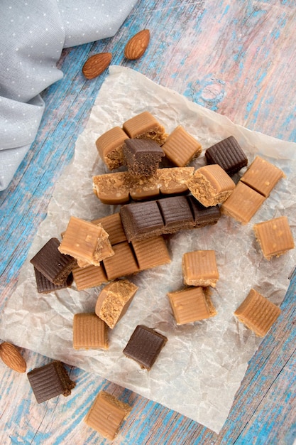 Il caramello al cioccolato si trova magnificamente in pezzi Caramella mou dolce con noci e cacao