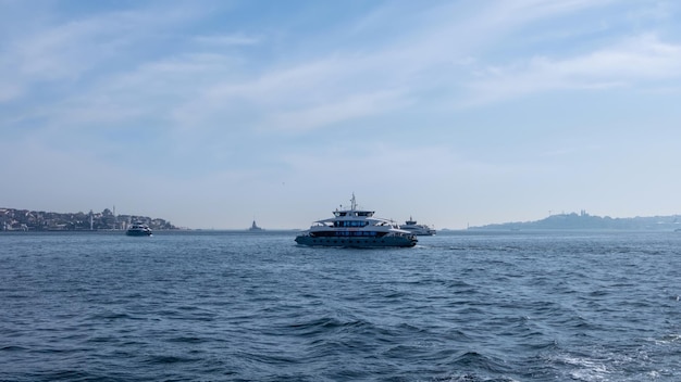 Il carico turco che galleggia in lontananza sul Mar Nero