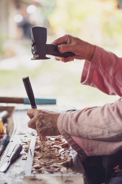 Il carpentiere usa scalpelli intagliati, legno intagliato, usa lo strumento