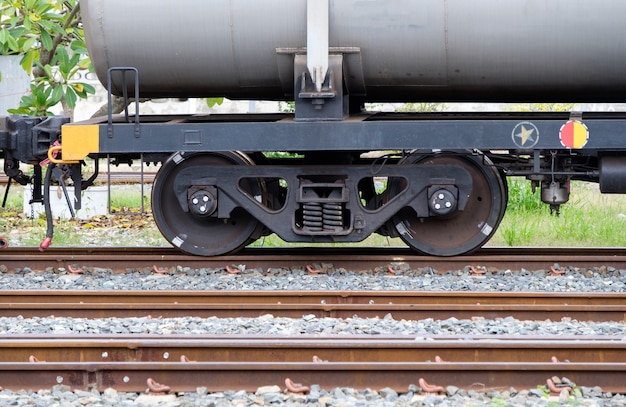 Il carrello della petroliera nel treno merci sta parcheggiando nello scalo ferroviario della stazione della città, in attesa di contenere l'olio nel deposito petrolifero, vista frontale con lo spazio della copia.