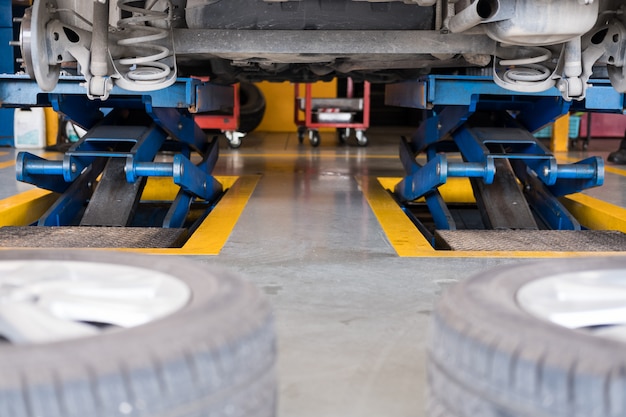 Il carrello di un&#39;auto nel garage. manutenzione del veicolo nel servizio di riparazione auto.