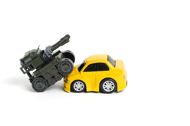 Il carro armato giocattolo investe un'autovetturaConcetto di guerra