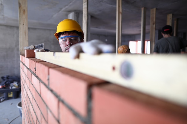 Il casco da costruzione misura le murature a livello