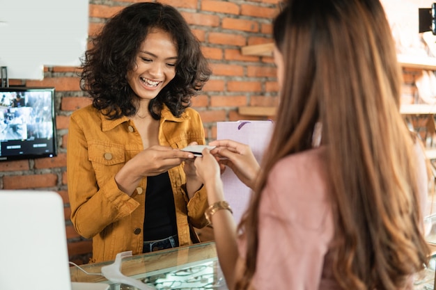 Il cassiere accetta la carta di credito per il pagamento