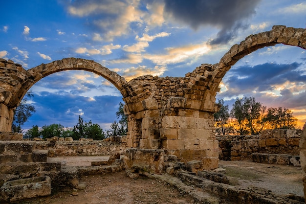 Il castello bizantino di Saranta Kolones Quaranta colonne archi in rovina in un tramonto Kato Paphos Cipro