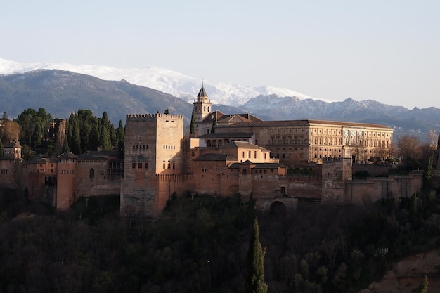 Il castello contro la catena montuosa