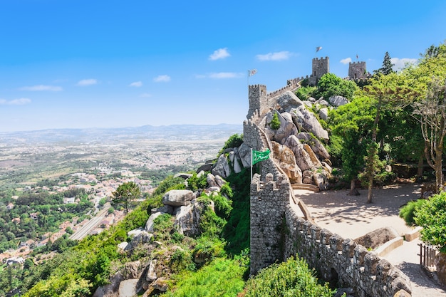 Il Castello dei Mori è un castello medievale in cima a una collina a Sintra, in Portogallo