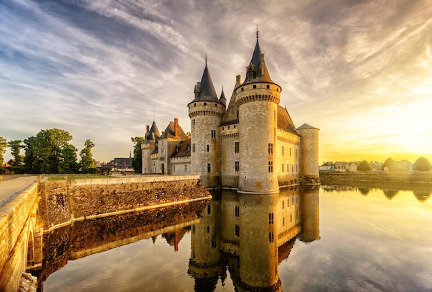 Il castello del castello di SullysurLoire al tramonto Francia