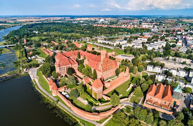 Il Castello dell'Ordine Teutonico a Malbork sulla riva del fiume Nogat. in Polonia