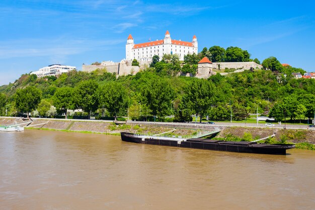 Il castello di Bratislava o Bratislavsky Hrad è il castello principale di Bratislava, capitale della Slovacchia. Il castello di Bratislava si trova su una collina rocciosa sopra il fiume Danubio.