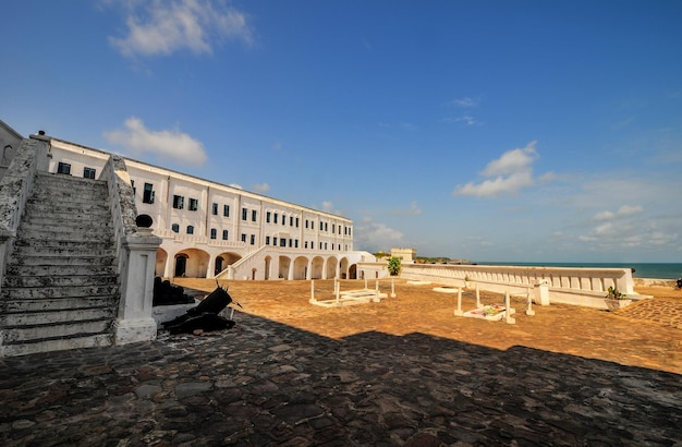 Il castello di Cape Coast è una fortificazione in Ghana costruita da commercianti svedesi per il commercio di legname e oro In seguito la struttura fu utilizzata nel commercio transatlantico di schiavi