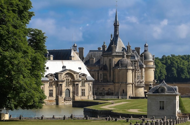 Il castello di Chantilly è un monumento storico e architettonico in Francia