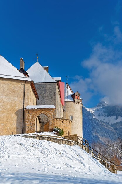 Il castello di Gruyeres in Svizzera, situato nella città medievale di Gruyeres, Friburgo, è uno dei più famosi della Svizzera. È un sito del patrimonio svizzero di importanza nazionale