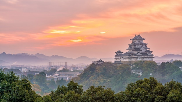 Il castello di Himeji in autunno in Giappone all'alba.