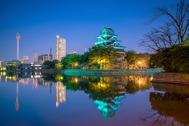 Il castello di Hiroshima durante la stagione della fioritura dei ciliegi in Giappone