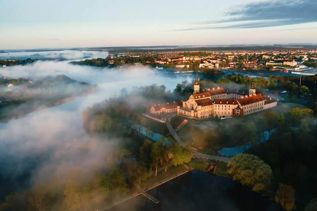 Il castello di Nesvizh è un castello residenziale della famiglia Radziwill a Nesvizh, in Bielorussia, con una bellissima vista dall'alto all'alba