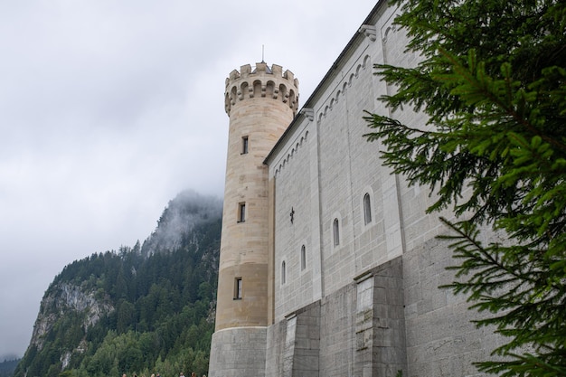 Il castello di Neuschwanstein è una struttura grandiosa che evoca un senso di stupore e meraviglia
