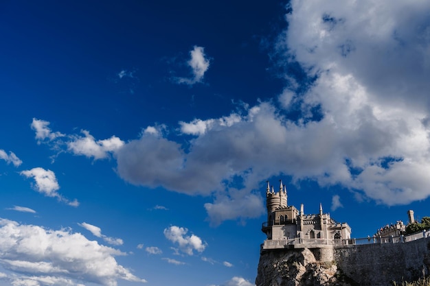 Il castello di nido di rondine in Crimea su una roccia in una soleggiata giornata estiva