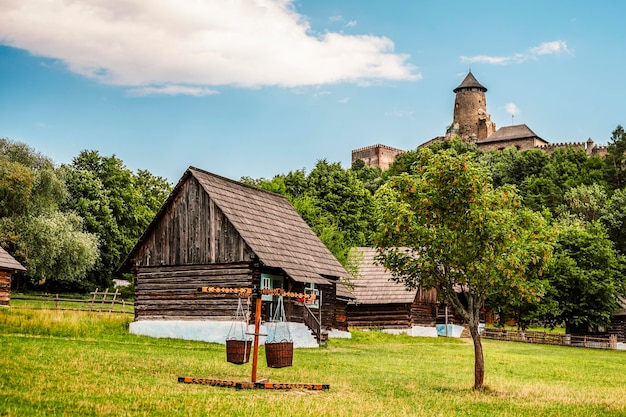 Il castello di Stara Lubovna e un museo popolare all'aperto Slovacchia Il museo all'aperto di Lubovna è un'esposizione etnografica nella natura Tema architettonico