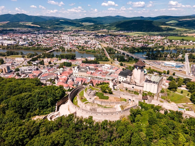 Il castello di Trencin è un castello sopra la città di Trencin nella Slovacchia occidentale