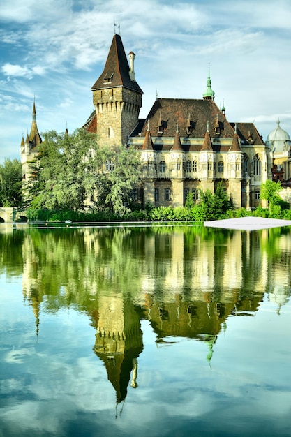 Il castello di Vajdahunyad si riflette nel lago, Budapest, Ungheria