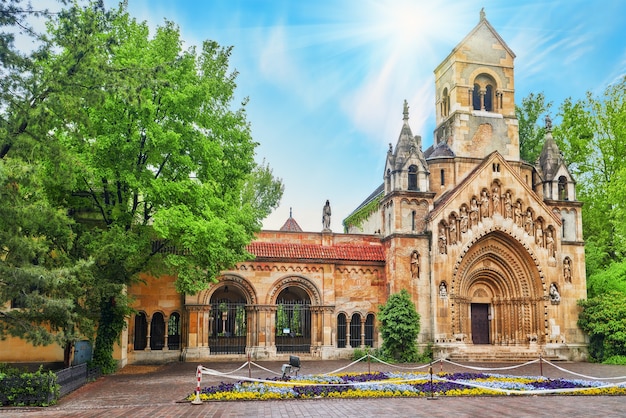 Il castello di Vajdahunyad (ungherese-Vajdahunyad vara) è un castello nel parco cittadino di Budapest, in Ungheria.