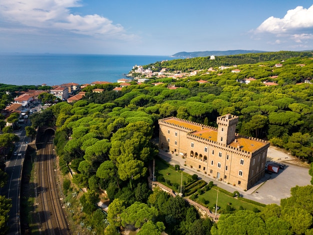 Il Castello Paschini è un castello in stile medievale situato a Castiglioncello in Toscana