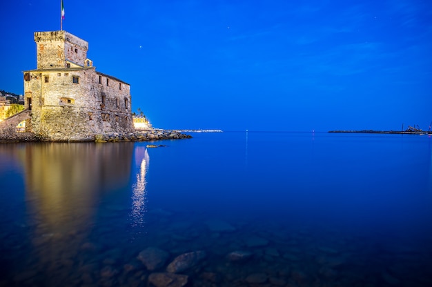 Il Castello sul mare, costruito nel XVI secolo, nel borgo di Rapallo sulla Riviera Ligure