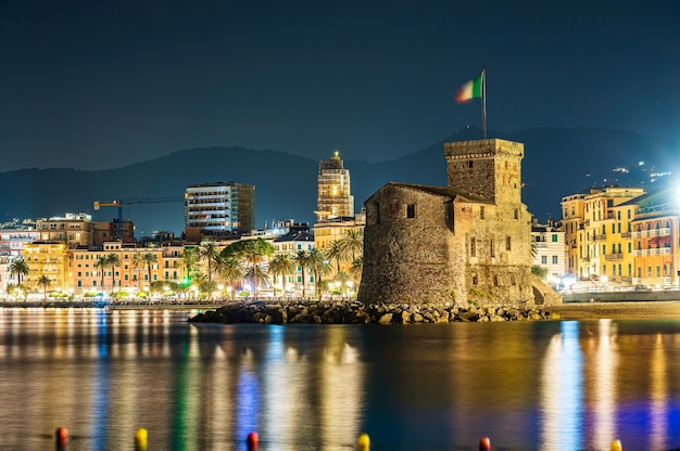 Il Castello sul mare, costruito nel XVI secolo, nel borgo di Rapallo sulla Riviera Ligure