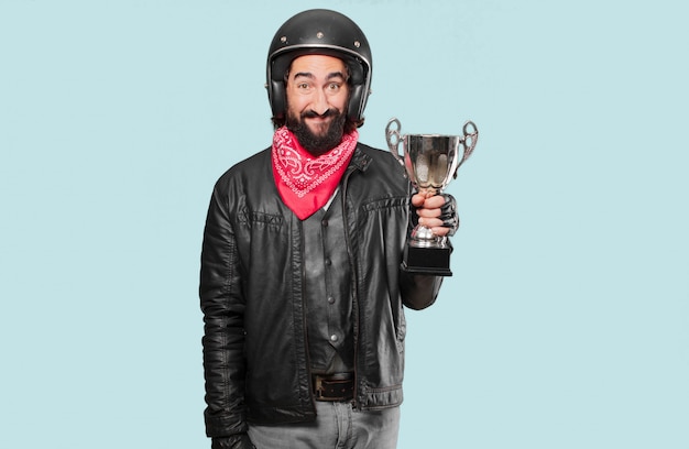 Il cavaliere della motocicletta winnig un trofeo