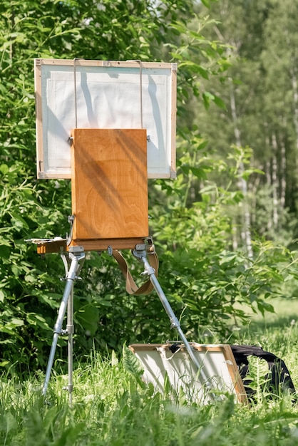 Il cavalletto degli artisti si erge tra il verde estivo