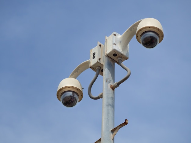 Il CCTV della cupola dell'occhio di pesce da 360 gradi è installato sulla colonna contro il cielo blu.