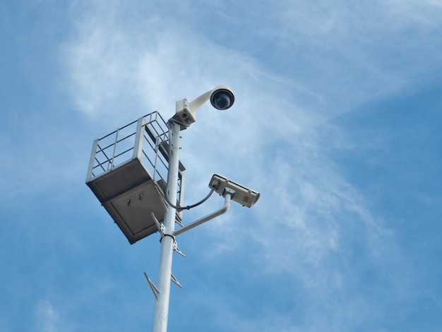 Il CCTV della cupola dell'occhio di pesce di 360 gradi e la telecamera CCTV sono installati sulla colonna contro il cielo blu.