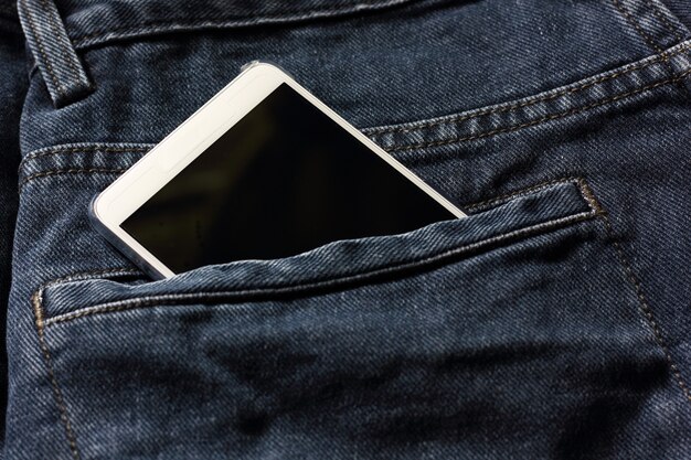 il cellulare nella tasca dei jeans