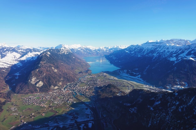 Il centro della città bernese Apline di Interlaken in inverno Alpi svizzere, vista in elicottero. Sullo sfondo il Lago di Brienz