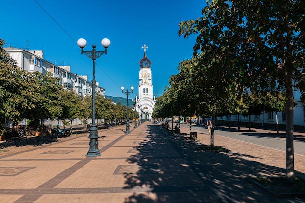 Il centro della città di Novorossiysk Chernyakhovsky street conduce alla Chiesa di Pietro e Fevronia