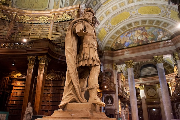 Il centro della statua di Prunksaal della vecchia biblioteca imperiale per gli austriaci e i viaggiatori stranieri visitano la Sala Statale della Biblioteca Nazionale Austriaca il 24 settembre 2019 a Vienna Austria