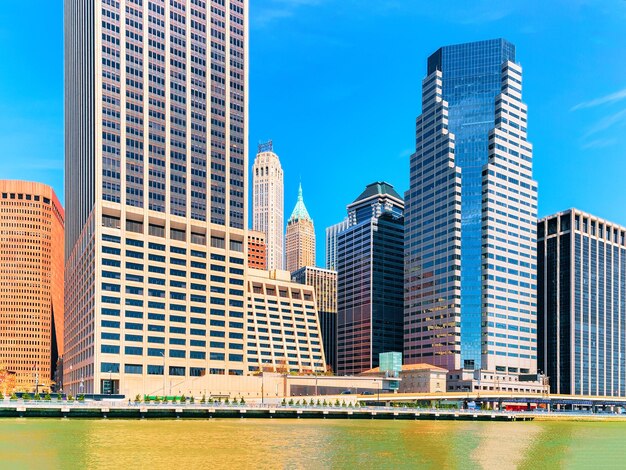 Il centro di Manhattan sull'East River con i grattacieli urbani e il cielo blu a New York City, Stati Uniti