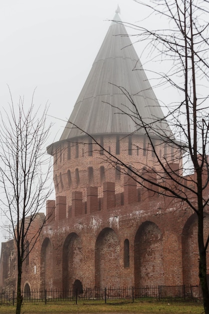 Il centro storico della città di Smolensk, Russia. Vecchio muro del castello del Cremlino a Smolensk in inverno. Sfocatura