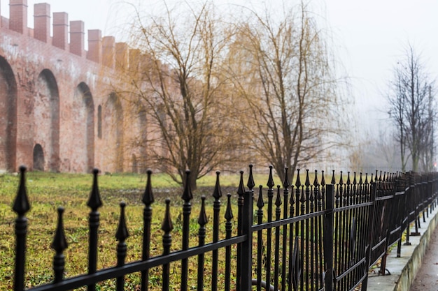 Il centro storico della città di Smolensk, Russia. Vecchio muro del castello del Cremlino a Smolensk in inverno. Sfocatura