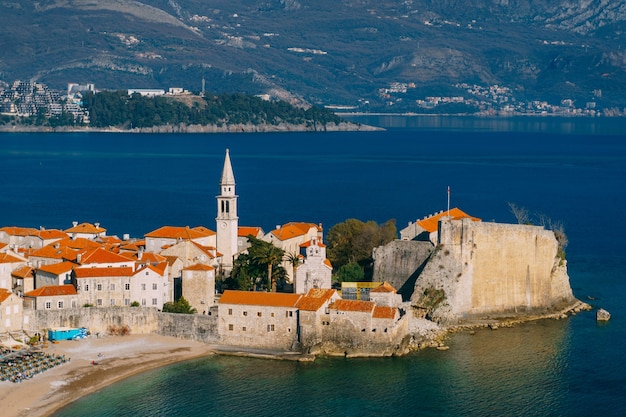 Il centro storico di budva il mare azzurro e le montagne